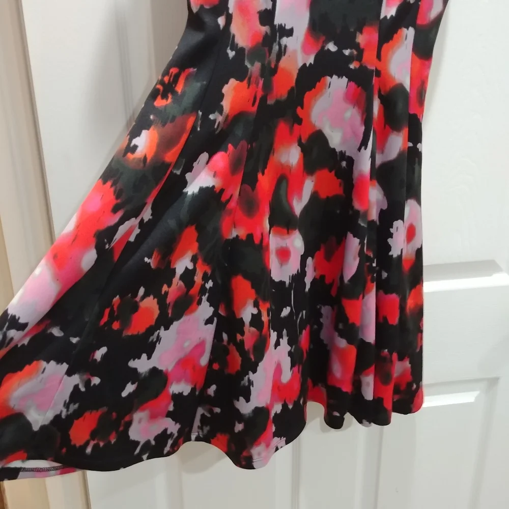 Betsey Johnson flirty abstract red & black swing dress w/ cap sleeves size 2